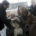 La abuela del consejero agredido, durante la concentración de protesta en Murcia.