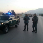 Policías afganos montan guardia en el lugar del doble atentado suicida, en Kabul, este martes.