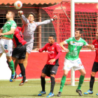 Cristian, a la izquierda, trata de rematar de cabeza ante la oposición del meta del Mensajero Arellano, ante la atenta mirada de la defensa y del jugador del Astorga Antonio.