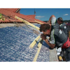 Trabajadores de Fegar durante uno de los trabajos de aislamiento de tejados.