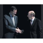 Rajoy y Rubalcaba se estrechan la mano en su última reunión oficial, el pasado 20 de junio, en la Moncloa.