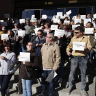 Funcionarios de la administración de justicia en León, durante la concentración de ayer. RAMIRO