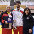 Álvaro Sánchez, en el centro, posa con el trofeo de campeón. DL