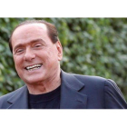 Silvio Berlusconi, durante una concentración de apoyo en las afueras de su casa el pasado julio.