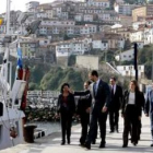 Los Príncipes, ayer, durante su visita al puerto del pueblo asturiano de Lastres.
