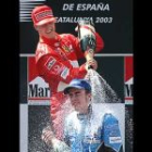 Sólo Michael Schumacher pudo con Fernando Alonso. En la imagen, el piloto alemán vierte cava sobre el español.