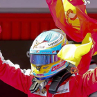 Fernando Alonso celebra exultante con la bandera de España su triunfo en Montmeló. El asturiano firmó una carrera perfecta para doblegar a Raikkonen y Vettel.