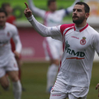 Raúl Torres festeja el tercer gol de la Cultural y el segundo de su cuenta particular. Detrás, acude a felicitarle Juan Carlos Ortiz, que abrió el marcador y lo cerró con otras tres dianas.