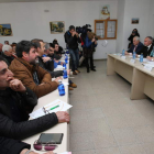 Reunión de las consejeras de Economía y Empleo con alcaldes de los municipios mineros, en Folgoso de la Ribera. l. de la mata