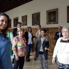 Algunos de los leoneses emigrados, ayer en el Palacio de los Guzmanes. SECUNDINO PÉREZ