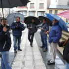 Trabajadores del grupo Martínez Núñez movilizados ayer frente a la iglesia de San Pedro.