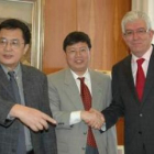 Uno de los miembros de la delegación china saluda al rector de la ULE, José Ángel Hermida.