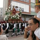 Una imagen de la procesión por una de las calles de la zona alta de la ciudad, el pasado año