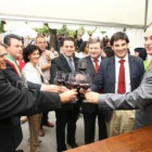 Un grupo de autoridades, brindando en Cacabelos en la inauguración de la Feria del Vino.