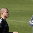 Pepe junto a Ancelotti en una sesión de entrenamiento en Valdebebas.
