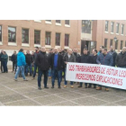 Un momento de la concentración de mineros de la Asturleonesa celebrada ayer frente a los juzgados de Oviedo. DL
