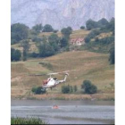 Un helicóptero contra incendios carga agua en una imagen de archivo