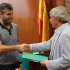 Pablo Santos y García Marín, ayer, en la firma del convenio. DL