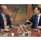 El rey Juan Carlos y el presidente del Gobierno, Mariano Rajoy, en una imagen de archivo.