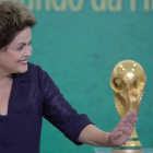 La presidenta de Brasil, Dilma Rousseff, junto al trofeo del Mundial.