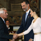 Gabino Álvarez saludado por Felipe VI y la Reina Letizia, ayer en el Palacio Real