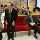 Otegui e Ibarretxe conversan en la sala, en presencia de los cargos socialistas Patxi López y Rodolf
