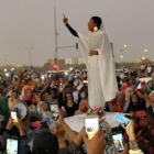 Una mujer que canta a la revolución, símbolo de las protestas en Sudán.