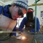 Varios jóvenes, en un curso de soldadura impartido en el Instituto Leonés de Formación y Empleo