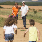Imagen de una familia con dos niños durante el verano, una de las épocas en las que más difícil es la conciliación. FERNANDO OTERO