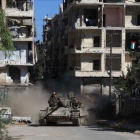 Fuerzas progubernamentales sirias participan en la operación para controlar el dividido barrio de Suleiman al-Halabi, en Alepo, este viernes.