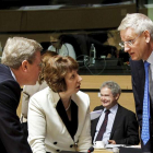 Stefan Fule, Catherine Ashton y Carl Bildt preparan la cumbre europea de mañana.
