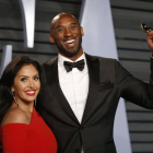 Kobe Byrant, junto a su mujer Vanessa, sostiene el Oscar a la entrada de la fiesta de Vanity Fair