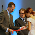 El rey junto al presidente de la Generalitat, en el acto celebrado ayer en Barcelona