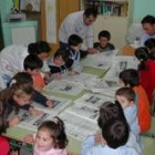 Varios alumnos del aula de Posada de Valdeón analizan los periódicos recién llegados