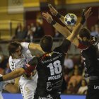 Vieyra lanza a portería durante el encuentro entre el Abanca Ademar y el Naturhouse. MARCIANO