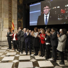 El presidente de la Generalitat, Quim Torra, y el vicepresidente del Govern, Pere Aragonés, entre otros, aplauden la intervención por videoconferencia del expresident Carles Puigdemont durante el acto de presentación del Consejo por la República.