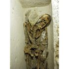 Imágenes del cuerpo del sacerdote y los artículos hallados en el interior de un sarcófago descubierto en el cementerio del rey Neferirkare, en la localidad egipcia de Abusir.