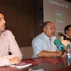 Dos de los autores de los cuentos presentan su libro junto al concejal de Cultura