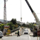 Imagen de las obras de refuerzo del puente viejo.