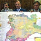 Santiago Jiménez Benayas, Enrique Battaner y Francisco Fernández  durante la presentación del mapa