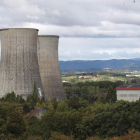 Las dos torres de refrigeración, el pasado martes a la espera de su voladura. ANA F. BARREDO