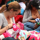 Dos mujeres dan el pecho en la calle. CARLOS MENESES