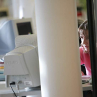 Un nuevo plan del municipio pretende involucrar a la mujer en el empleo ‘on line’. JESÚS F. SALVADORES