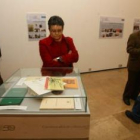 Luis López Álvarez, junto a Mar Palacio, en la exposición sobre su vida y su obra.