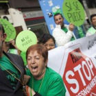 Protesta de la PAH ante una sede del PP , en abril pasado.