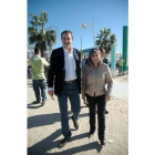 Zapatero, junto a la alcaldesa de Sanlúcar, tras viajar el sábado a la provincia de Cádiz
