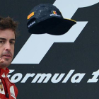 Fernando Alonso lanza la gorra al público desde el podio del GP de Bélgica.