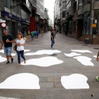 Una acción reivindicativa cambia un paso de peatones por el primer paso de vaca de A Coruña, con el objetivo de sensibilizar sobre la figura de este animal.