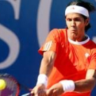 Fernando Verdasco golpea la bola durante el partido contra David Ferrer