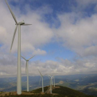 Molinos de viento instalados en el Bierzo Alto, a la sombra del puerto de Manzanal, en una imagen de archivo.